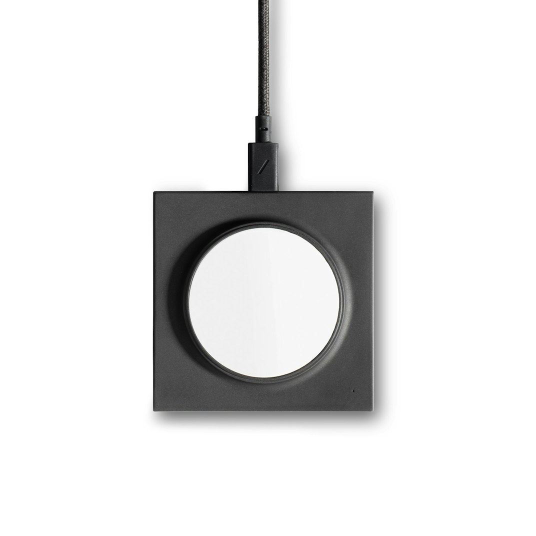 85372_Native_Union_Drop_Magnetic_Charger_Black_01_alt