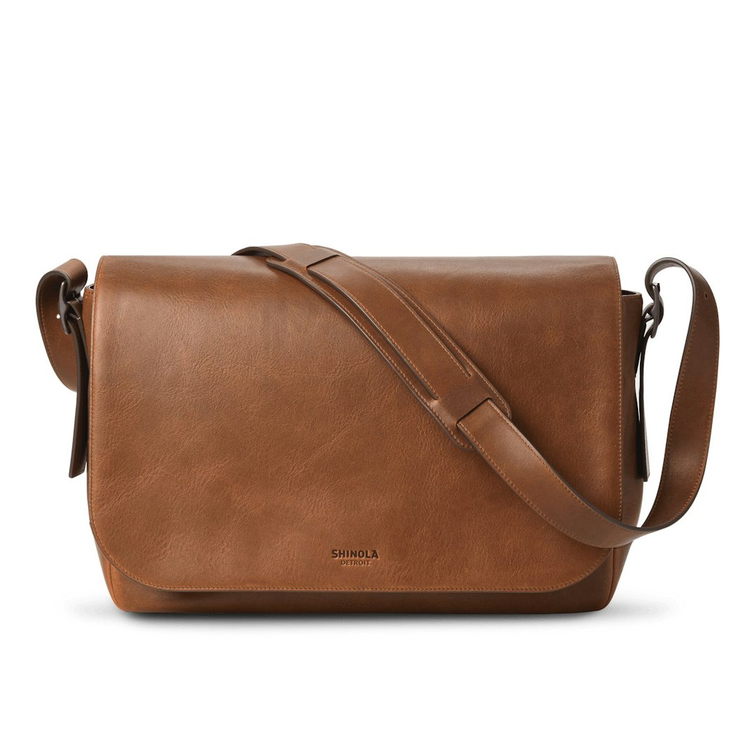 91629_Shinola_Runwell_Messenger_Med_Brown_01_Product_on_White