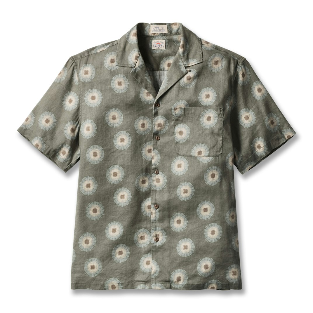 97090_Faherty_Brand_Breeze_Camp_Shirt_Island_Olive_Fireworks_01_Product_on_White